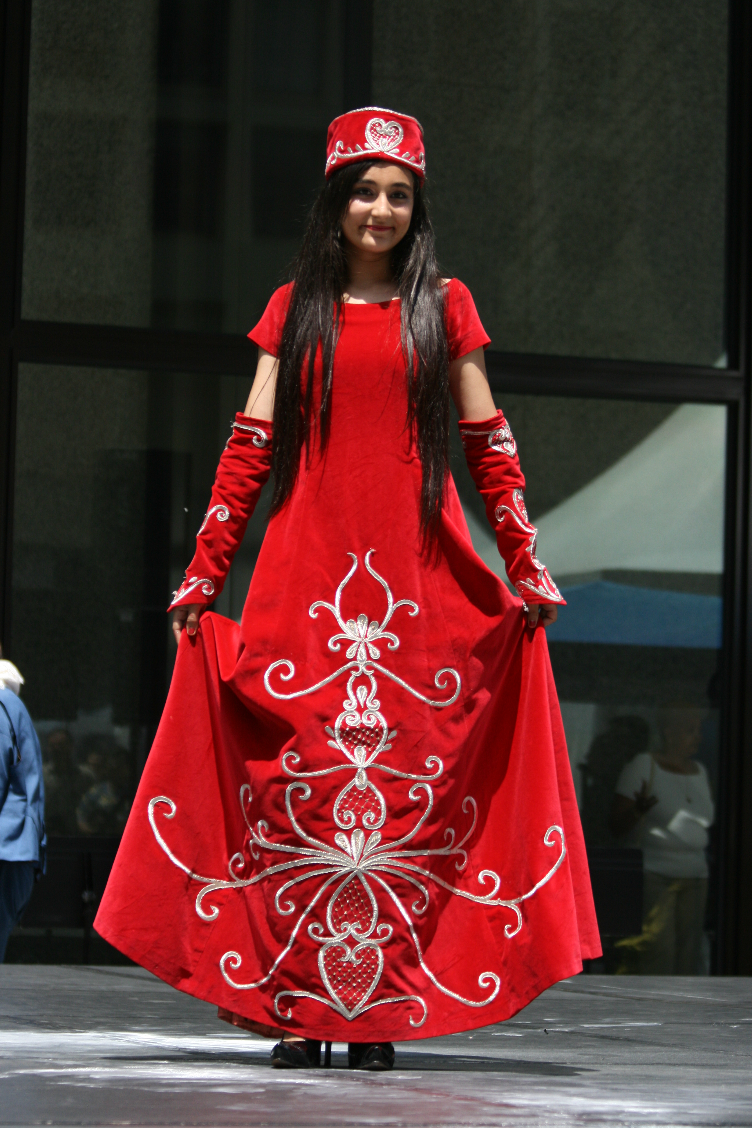 https://upload.wikimedia.org/wikipedia/commons/6/6a/Turkish_girl_wearing_red_dress_2.jpg