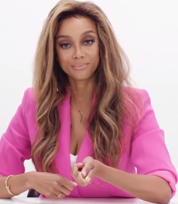 The 48-year old daughter of father Donald Banks and mother Carolyn London - Johnson Tyra Banks in 2022 photo. Tyra Banks earned a  million dollar salary - leaving the net worth at 90 million in 2022