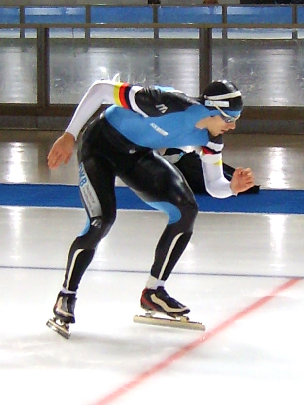 Position de départ d'un patineur de vitesse.