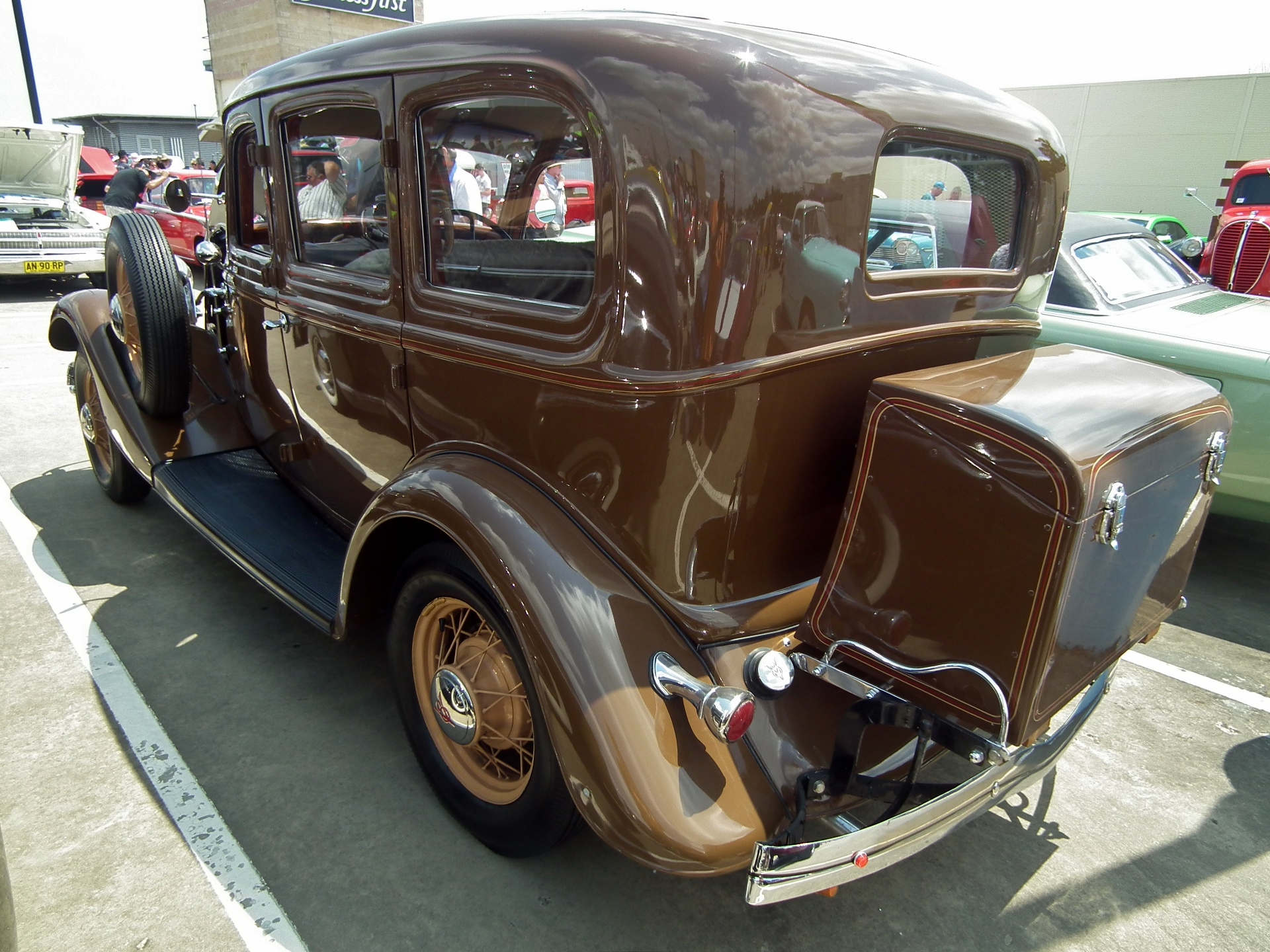 Ford v 8 sedan