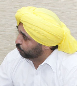 File:A delegation of Aam Aadmi Party leaders, - MP (Lok Sabha), Shri Bhagwant Mann, Shri Sanjay Singh and Shri Ashutosh, calling on the Union Home Minister, Shri Rajnath Singh, in New Delhi on October 22, 2015 (cropped).jpg