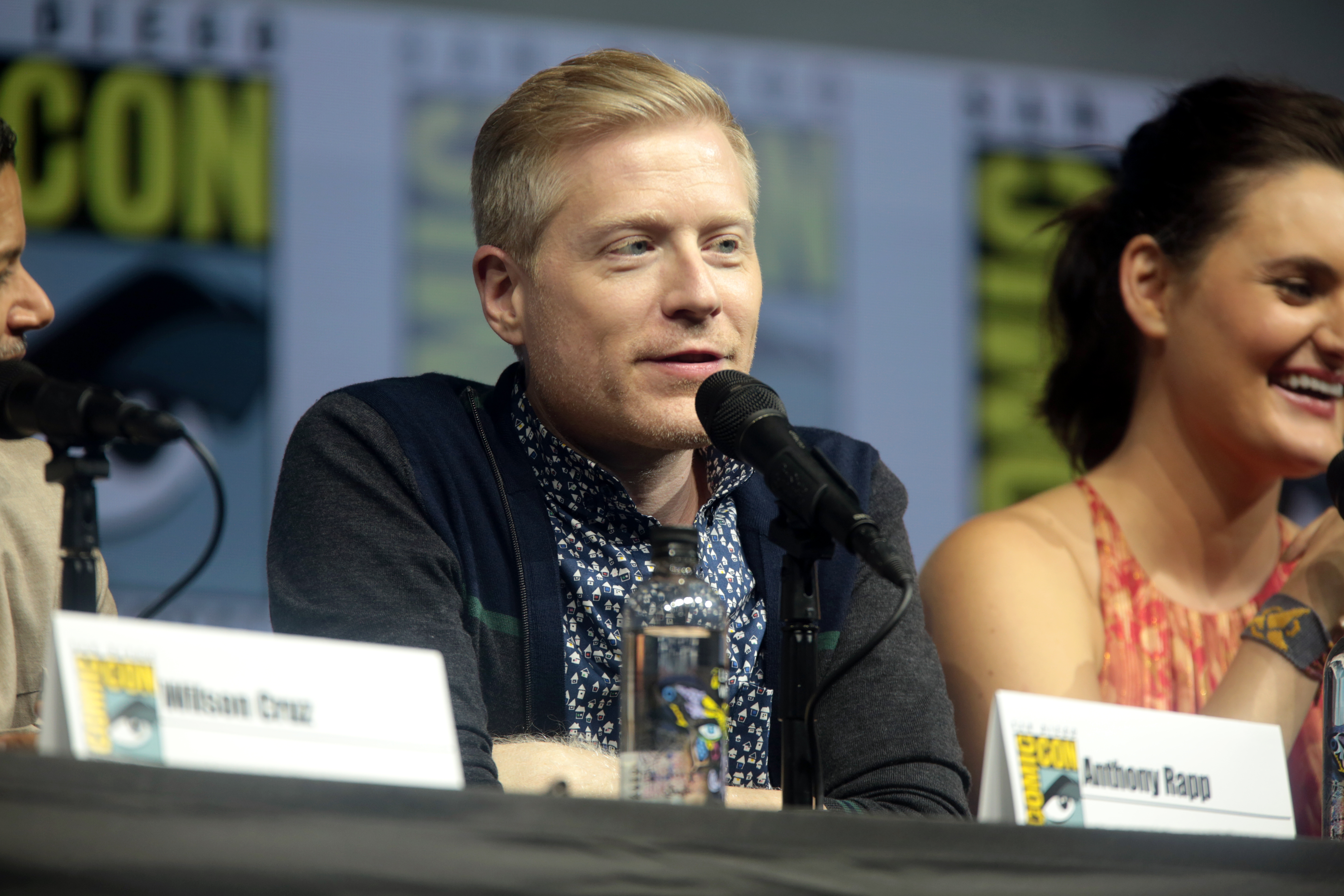 Anthony Rapp auf der San Diego Comic Con 2018
Gage Skidmore from Peoria, AZ, United States of America [CC BY-SA 2.0 (https://creativecommons.org/licenses/by-sa/2.0)], via Wikimedia Commons