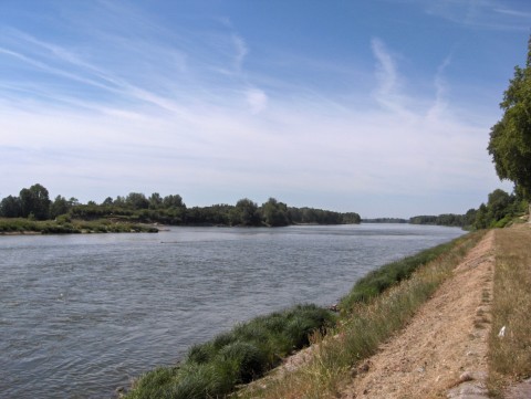 File:Beaugencyloire1.jpg