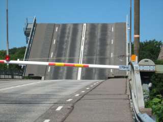 File:Brücke bei Kungälv.jpg