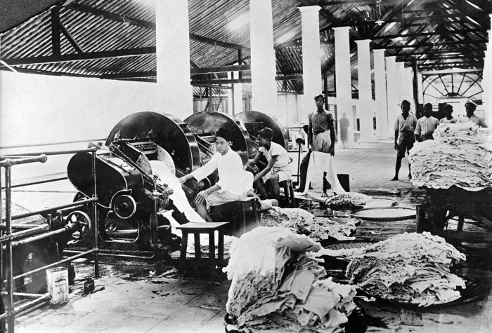 File:COLLECTIE TROPENMUSEUM Arbeiders aan het werk bij crèpemachines in een rubberfabriek TMnr 10012767.jpg