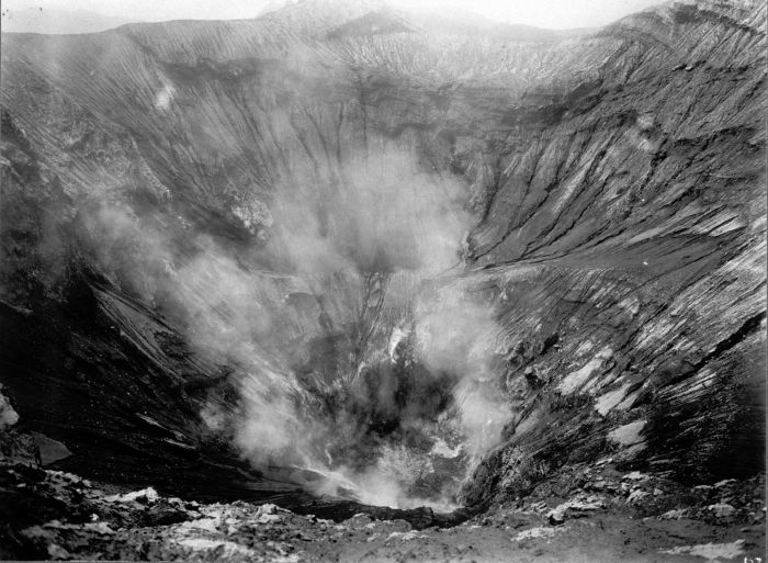 File:COLLECTIE TROPENMUSEUM Krater van de vulkaan de Bromo Oost-Java. TMnr 60008039.jpg