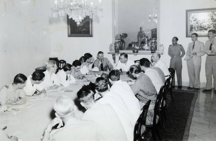 File:COLLECTIE TROPENMUSEUM Persconferentie in de nacht van 20 op 21 juli in het paleis waar Luitenant-gouverneur-generaal H.J. van Mook journalisten op de hoogte brengt van het begin van de eerste politionele actie TMnr 60054575.jpg