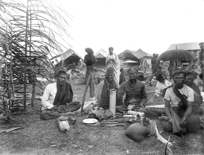 File:COLLECTIE TROPENMUSEUM Verkoop van hondenvlees op de markt te Kabanjahé Karo Noord-Sumatra TMnr 10002497.jpg