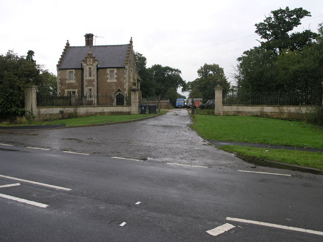 File:Castle Gatehouse - geograph.org.uk - 259495.jpg