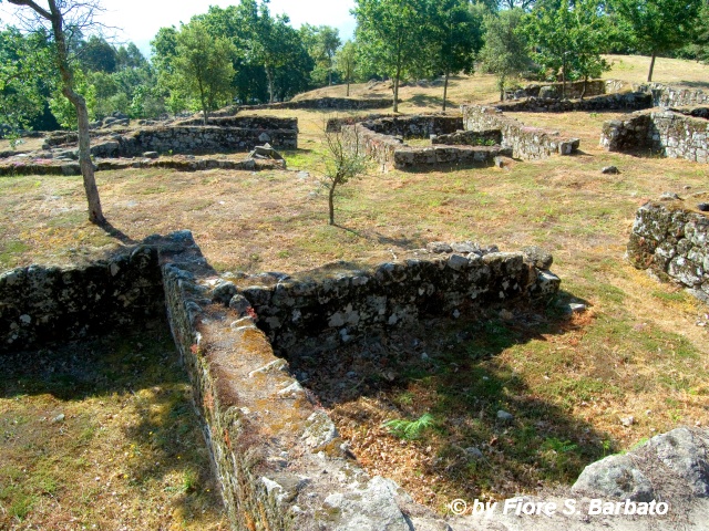 File:Citânia de Briteiros (P), 2011. (5939326236).jpg