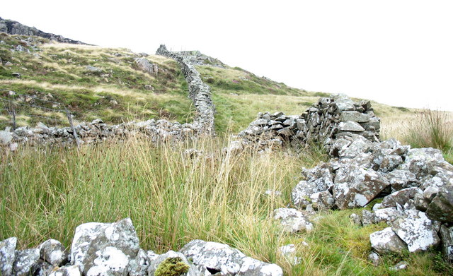 File:Corlan adfeiliedig. Dilapidated sheepfold. - geograph.org.uk - 544891.jpg