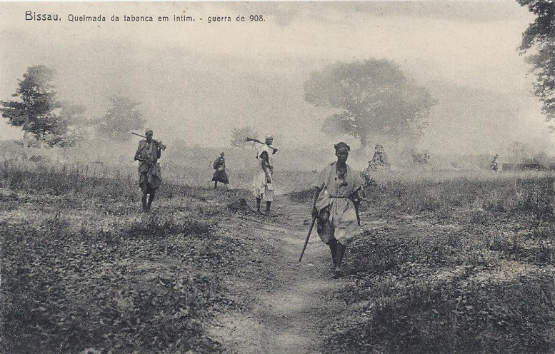 File:DC - UPU - Bissau - Queimada da tabanca em Intim - guerra de 908.jpg