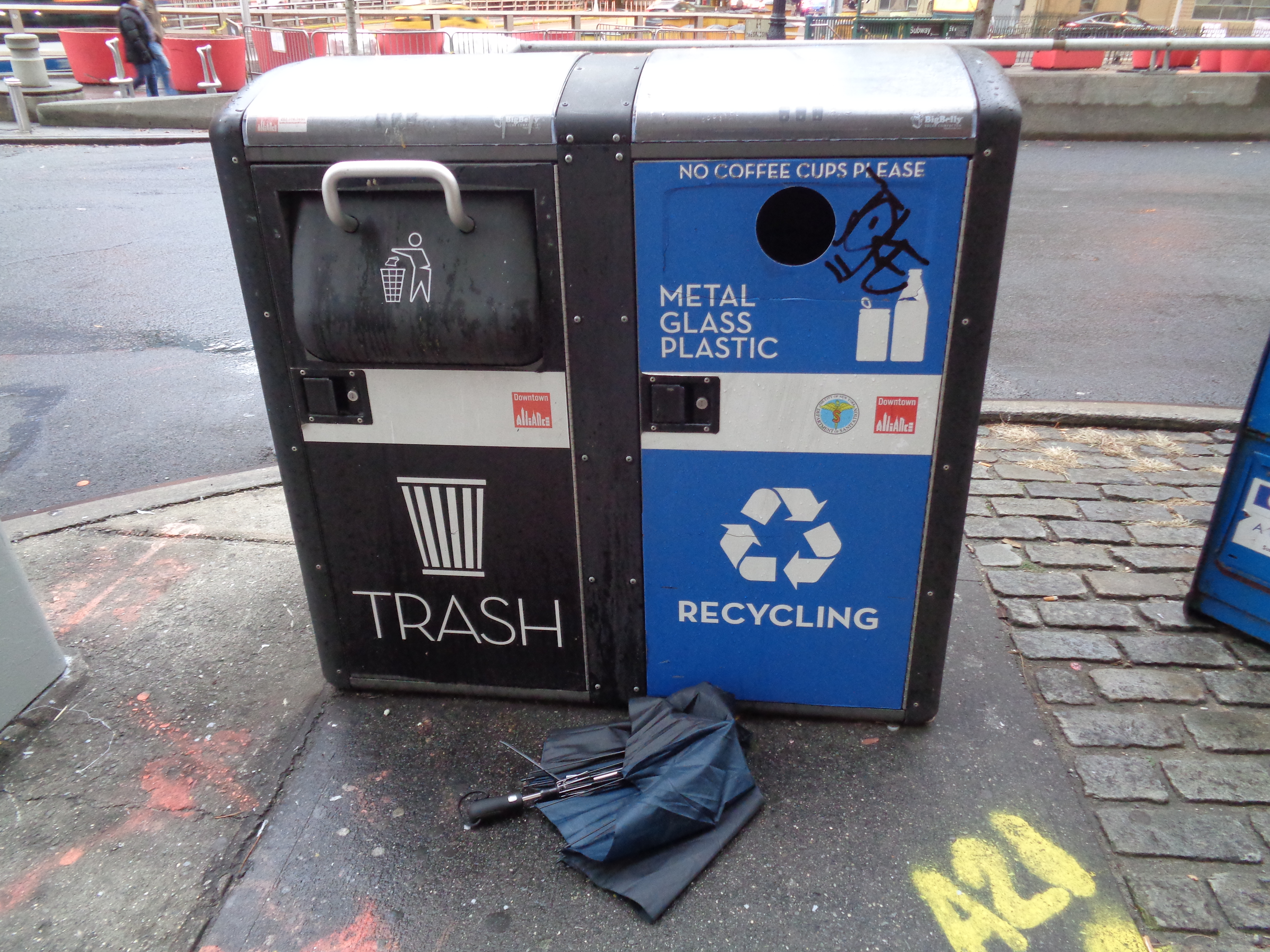 File:Blue garbage bag.jpg - Wikipedia
