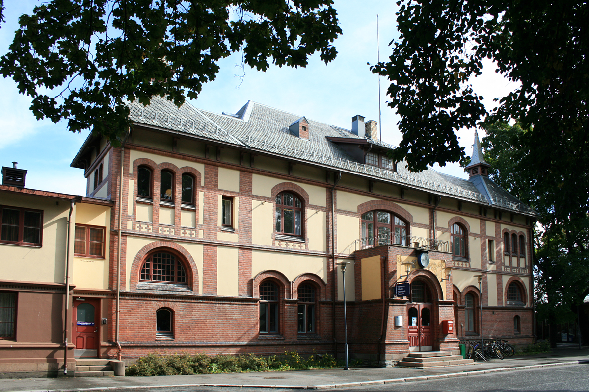 Gjoevik_Railway_Station.jpg