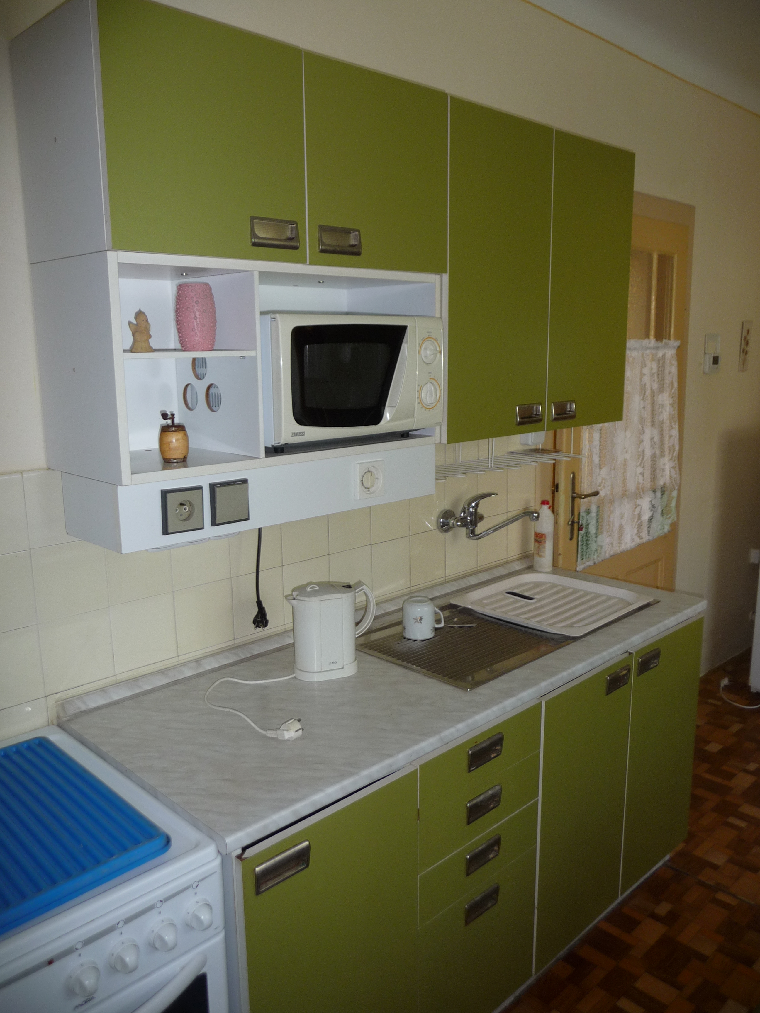 File Green Kitchen Cabinet 1 Jpg Wikimedia Commons