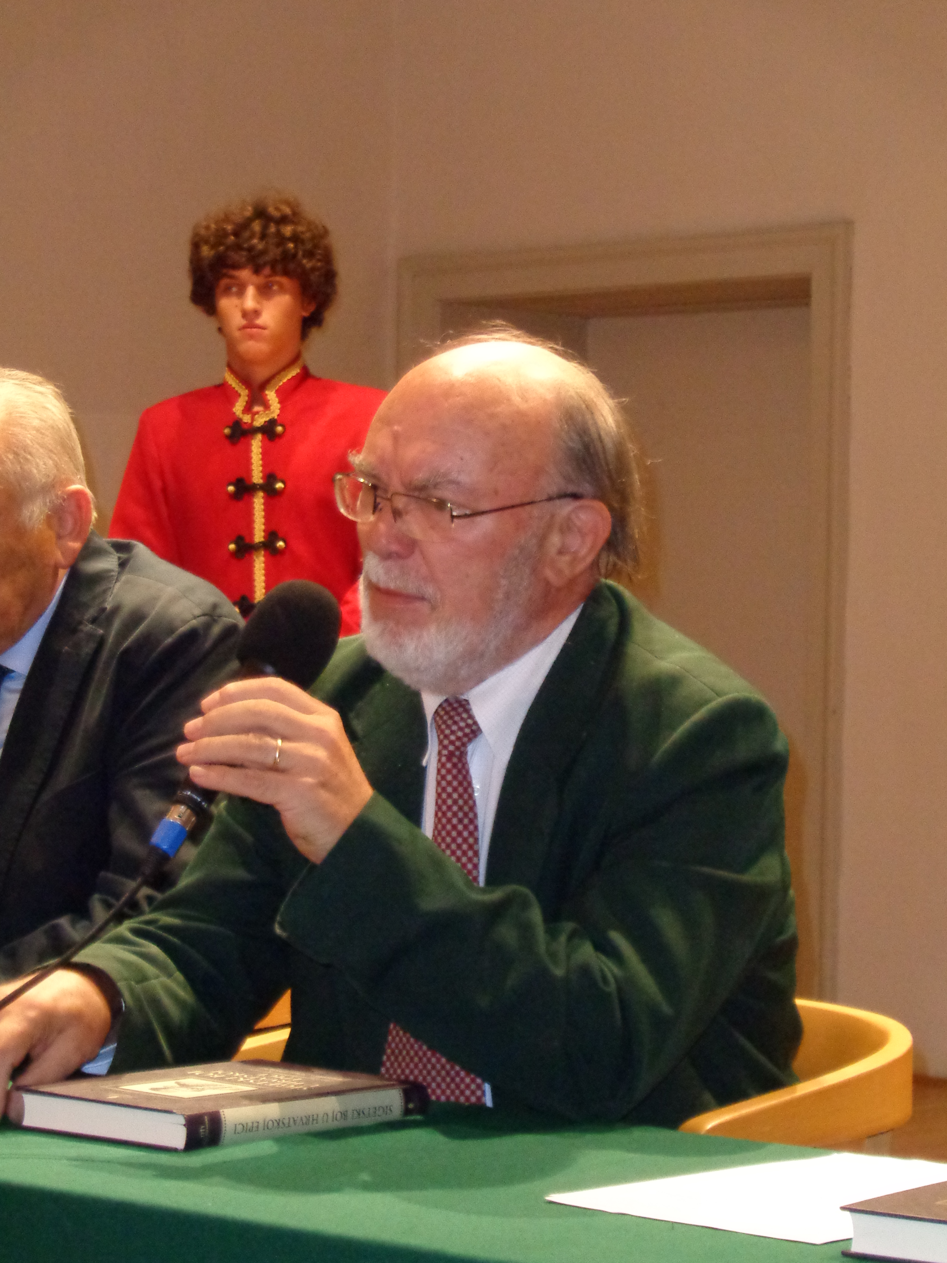 Bratulić speaking at a 2017 book promotion event in [[Čakovec]]