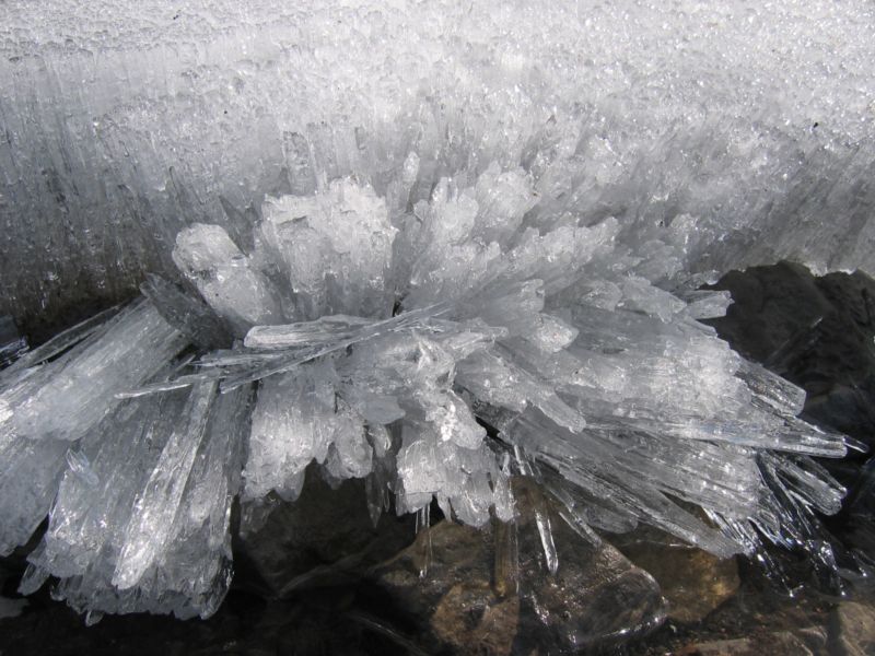 File:Kananaskis Upper Lake - ice cristals.jpg