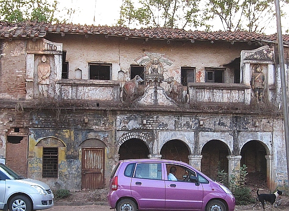 An old building in Katni commemorating India's freedom, with statues of Nehru, Gandhi and Subhas Chandra Bose