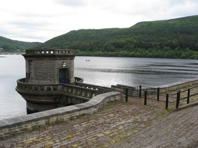 Ladybower Dam Wall - geograph.org.uk - 865379