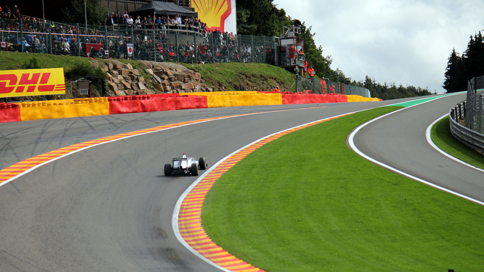 Michael_Schumacher_in_Eau_Rouge%2C_2011_Belgian_Grand_Prix_-_panoramio.jpg