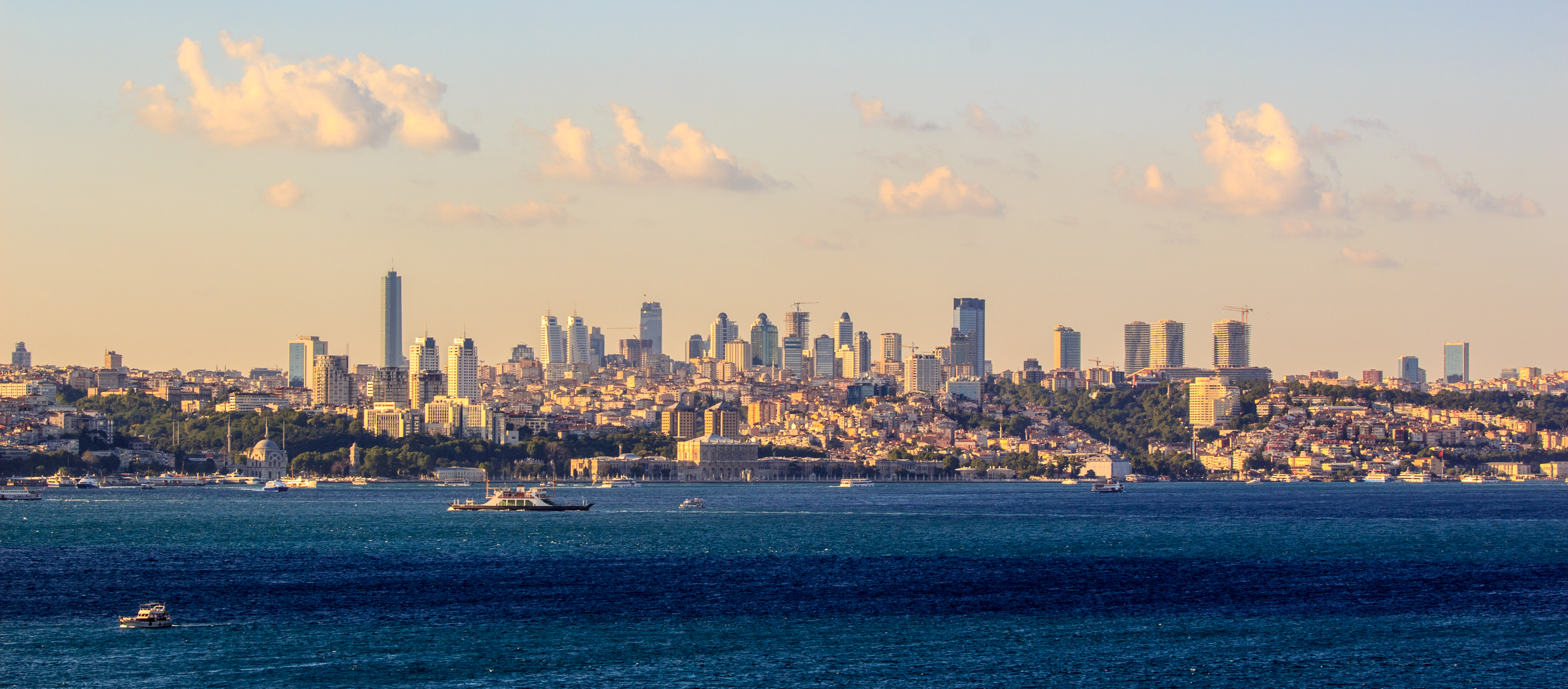 Modern_Istanbul_skyline_at_sunset.jpg