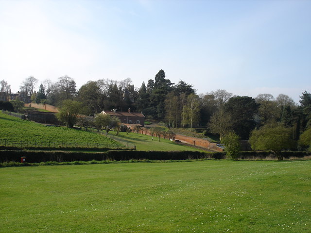 File:Old farmhouse on Valley Road - geograph.org.uk - 1244751.jpg