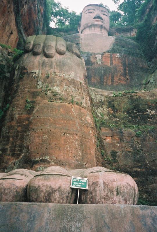 Lạc Sơn Đại Phật nhìn từ mặt đất lên