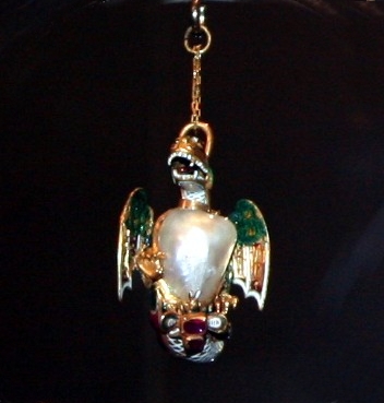 File:Pendant with dragon and bee (Germany, c. 1580).jpg