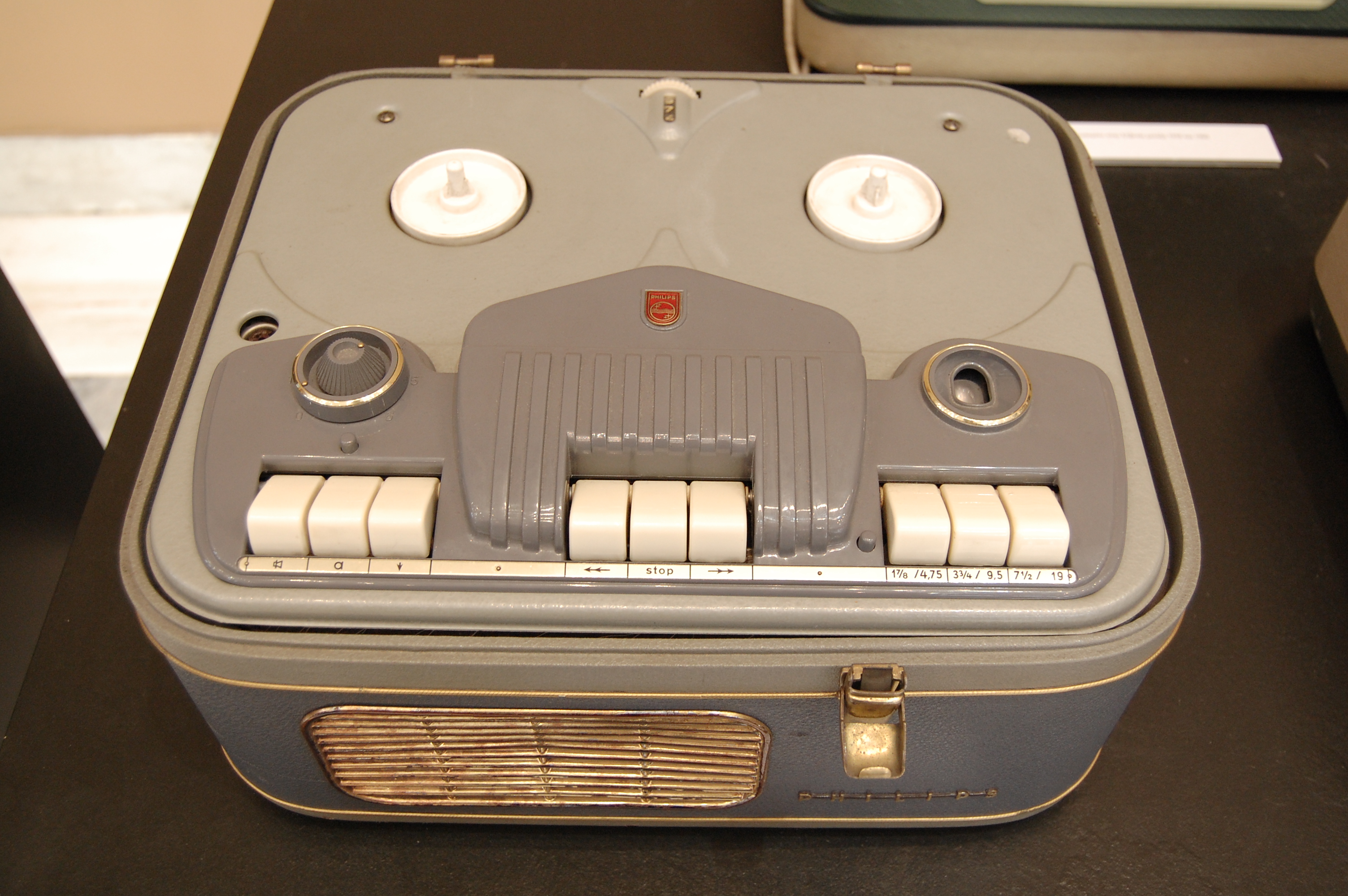 File:Philips EL351 reel-to-reel tape recorder.JPG - Wikimedia Commons