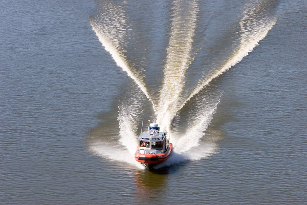 File:Police Boat near collapsed I35 bridge.jpg