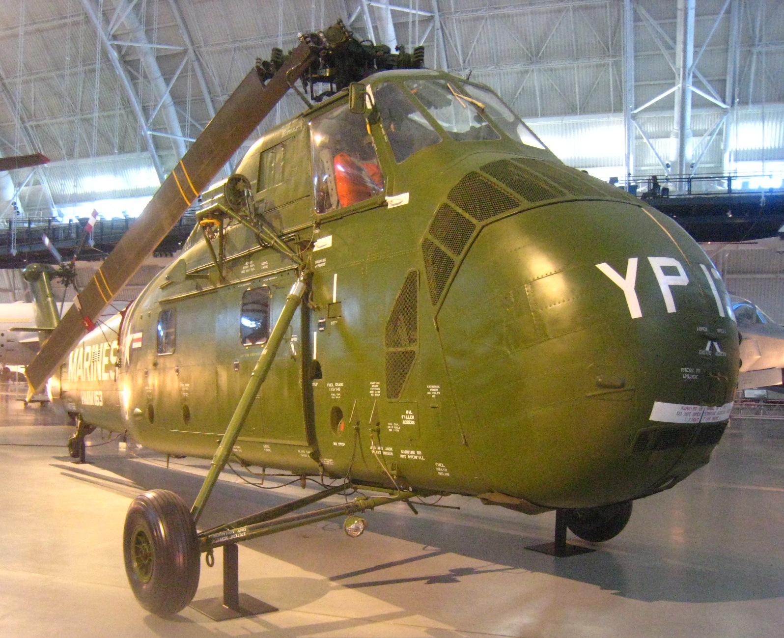 Uh34 dual. Кабина пилота Sikorsky uh-34g. Uh-34d фотообзор. Uh 34d внутри. Сикорский си драгон.