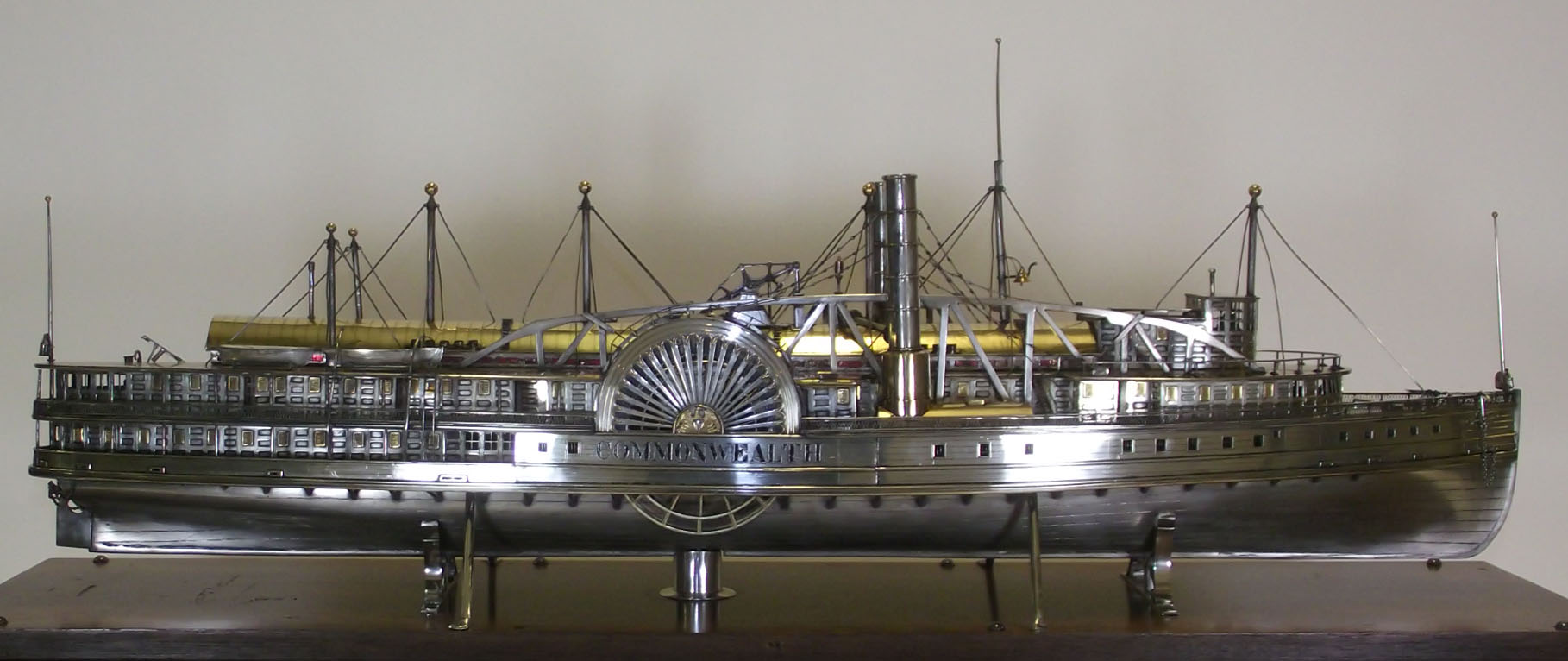 File:Steamboat model commonwealth music box.jpg - Wikimedia Commons