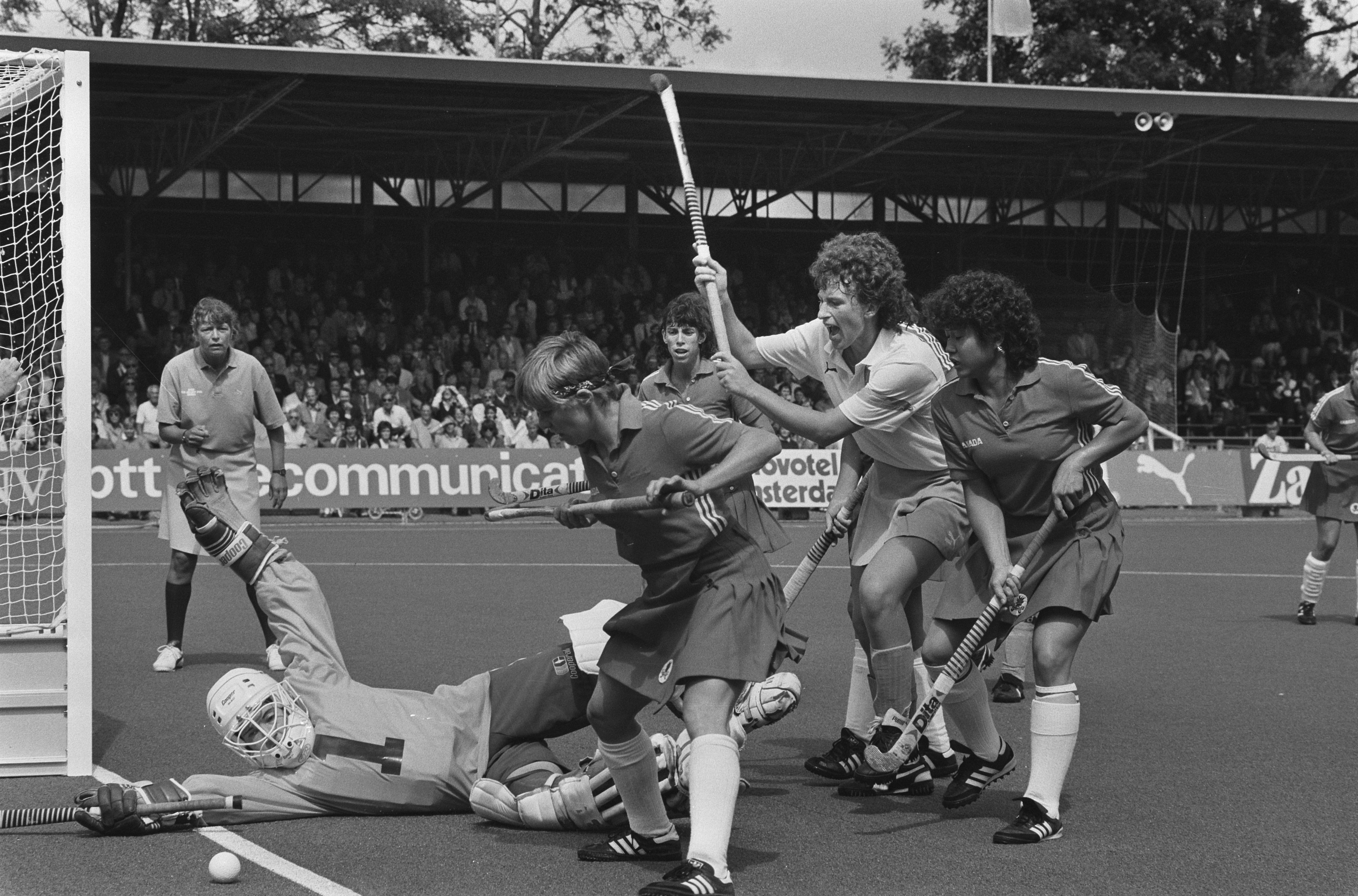 circulatie Herkenning Dosering File:Wereldkampioenschappen hockey dames Nederland-Canada Marjan Eijsvogel  (r) mist, Bestanddeelnr 933-7320.jpg - Wikipedia