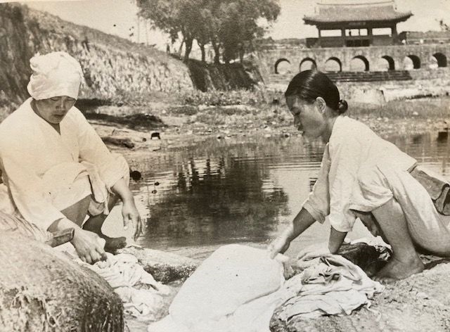 File:Women photographed by Shirley Dawes doing laundry at Hwaseong Fortress’s Hwahongmun in Suwon, South Korea.jpg