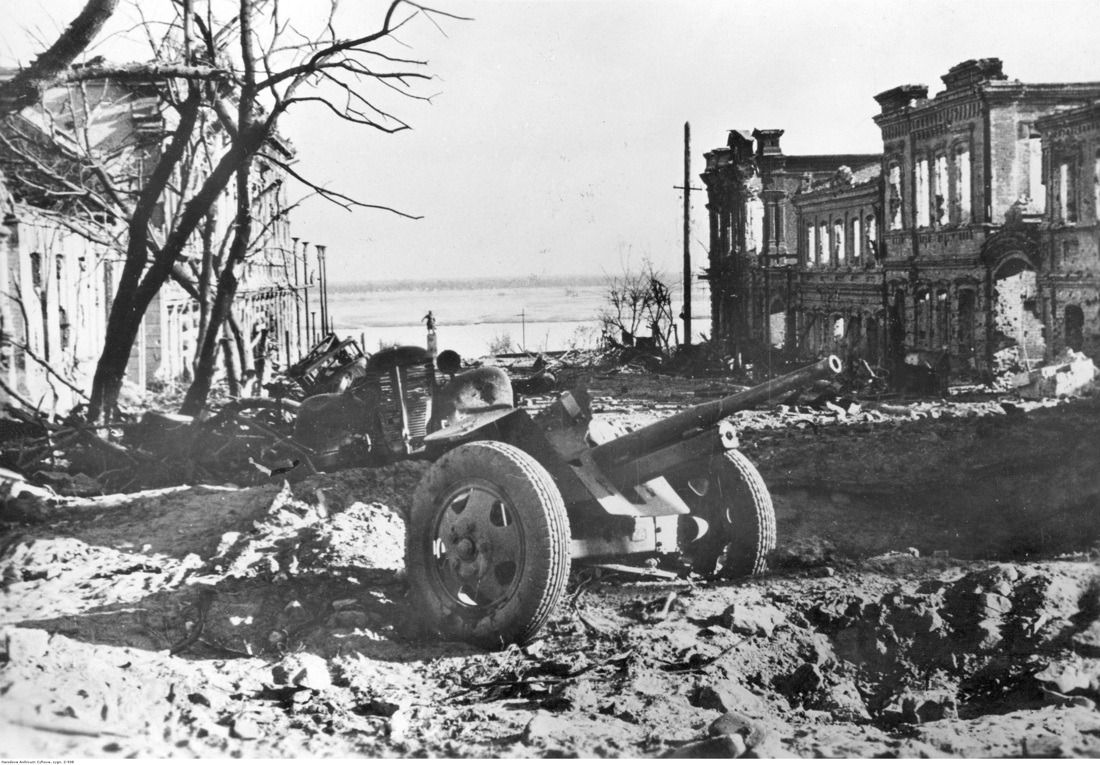 Волгоград в годы великой отечественной. Памятник Хользунову Сталинград. Сталинград город 1942. Сталинград город после боев 1943. Спартановка Сталинград 1942.