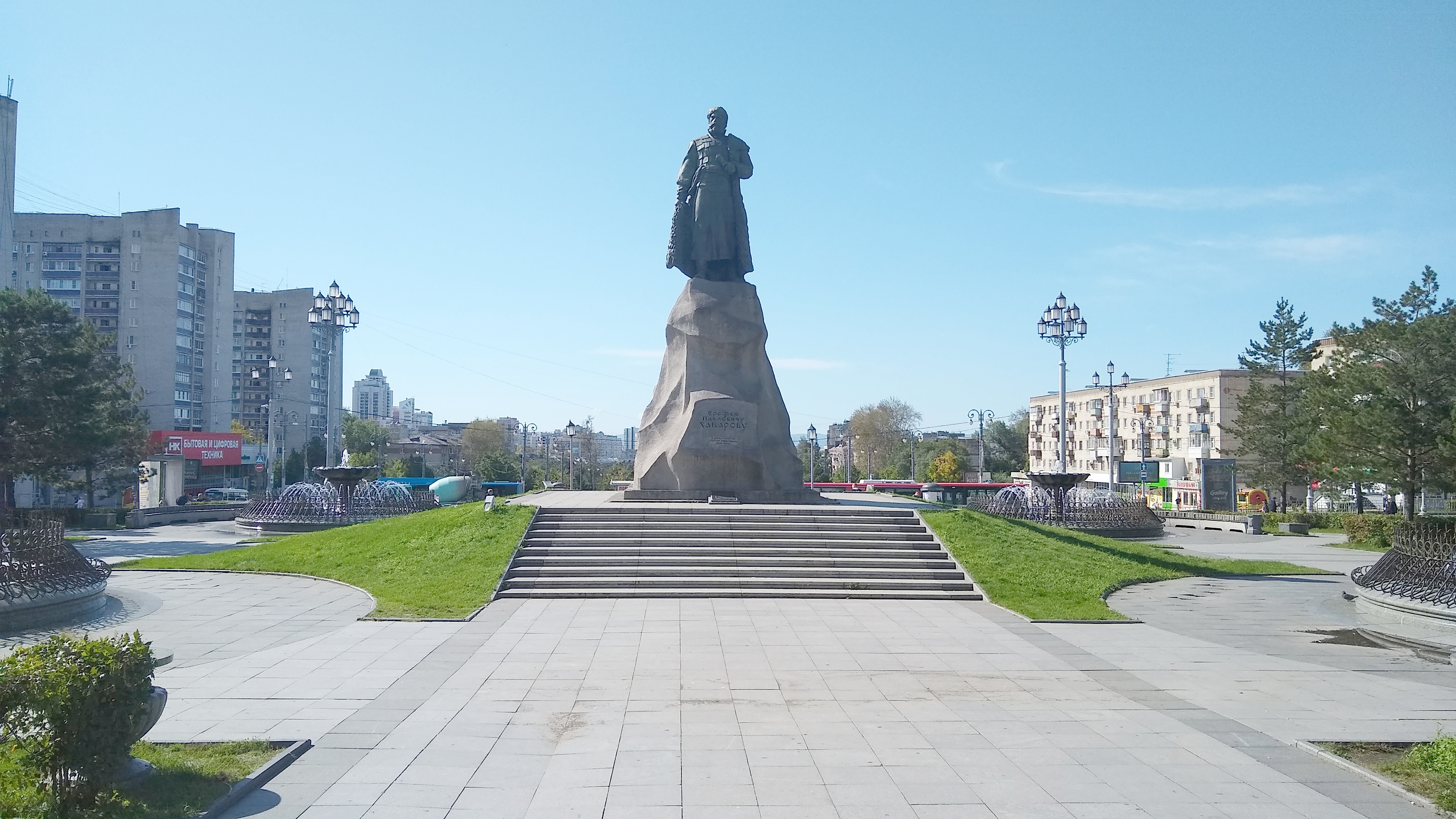 памятник хабарову в хабаровске на вокзале