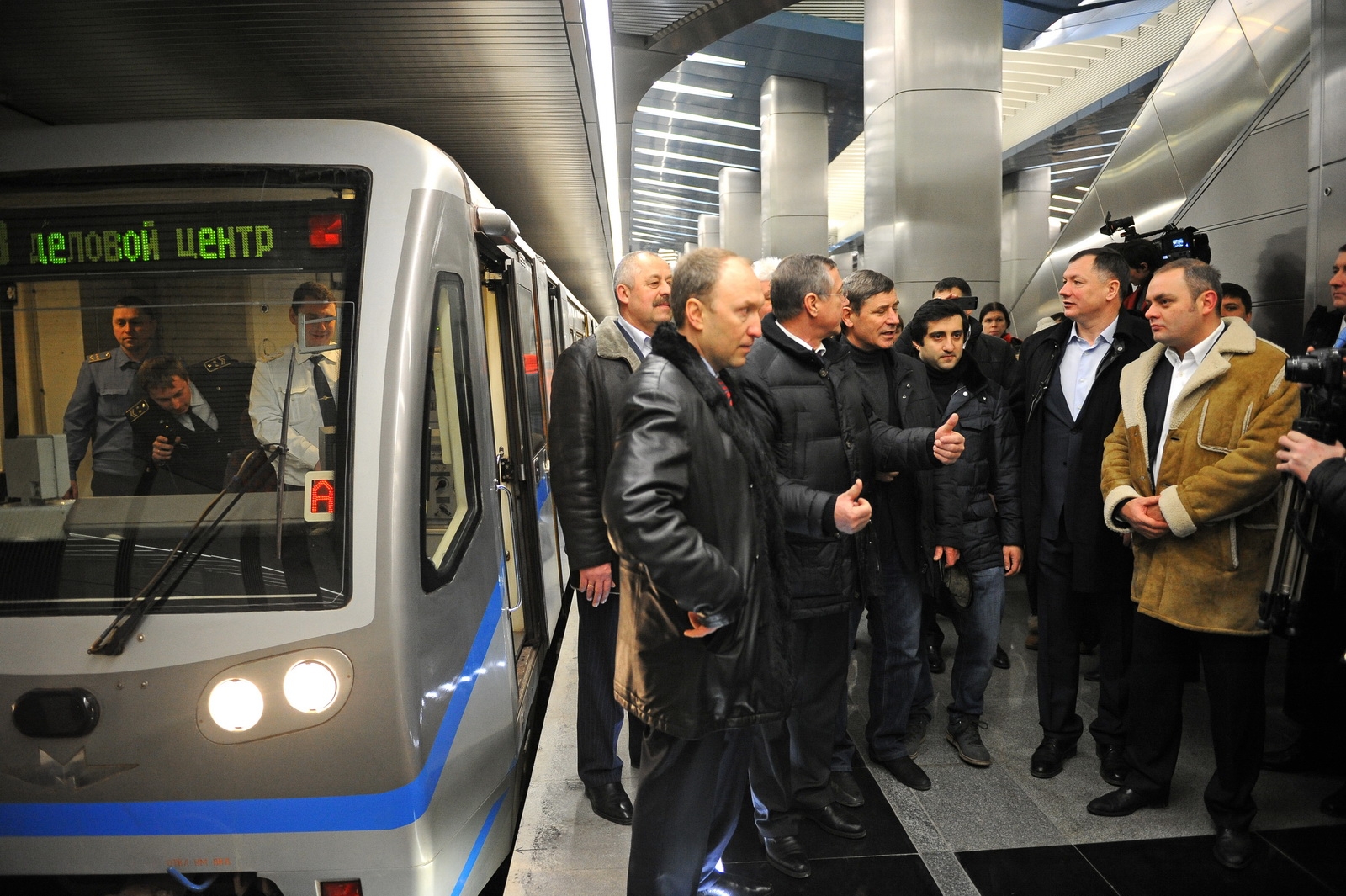 Парк победы последний поезд. Станция метро парк Победы Солнцевской линии. Станция парк Победы Солнцевской линии. Солнцевская линия метро поезда. Метро деловой центр Калининско-Солнцевской линии.