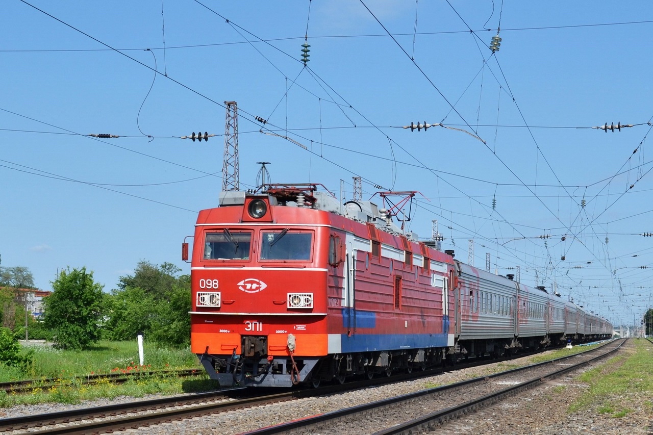 File:ЭП1-098, Россия, Ставропольский край, станция Богословская (Trainpix  197464).jpg - Wikimedia Commons