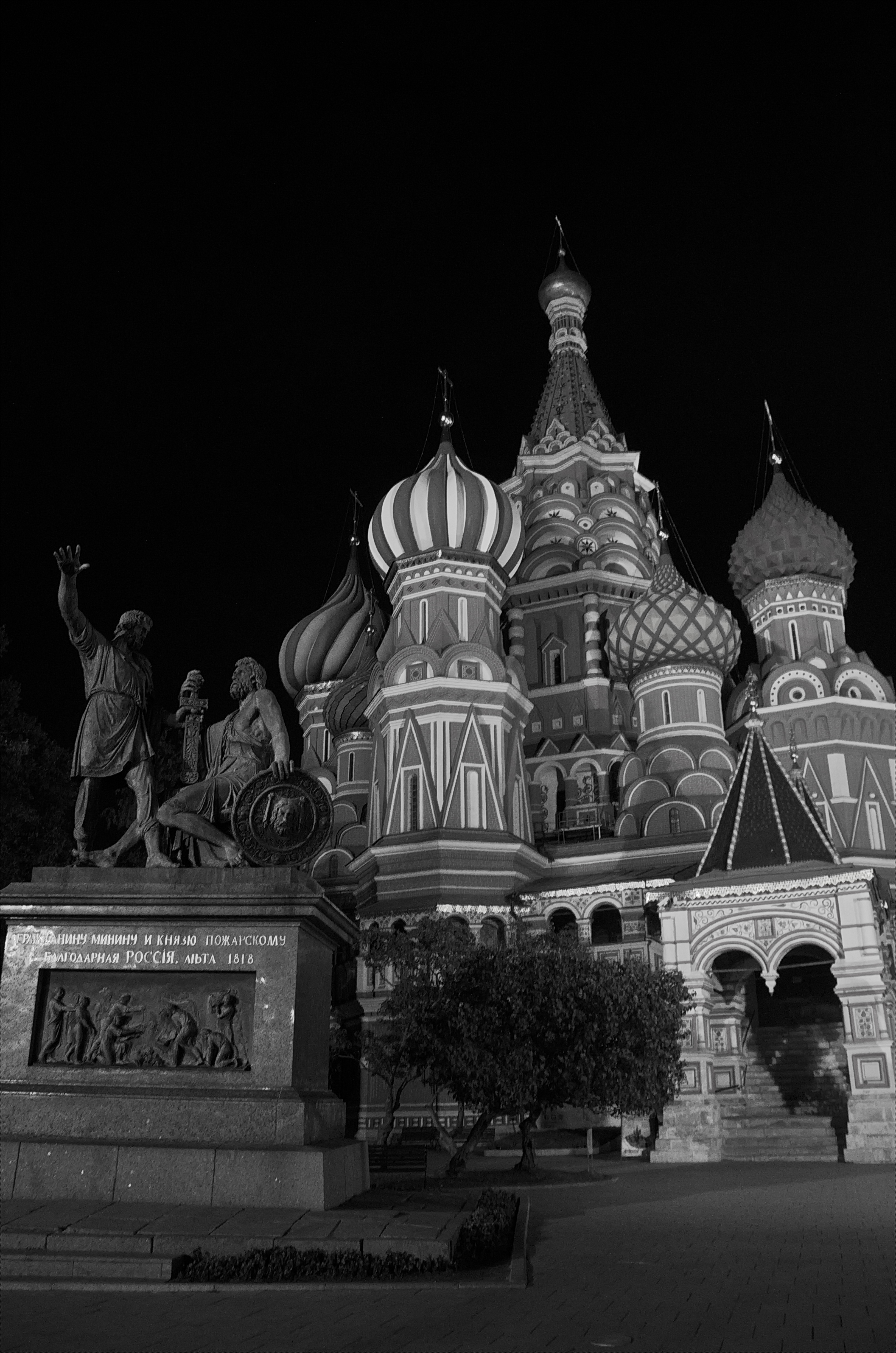 Front moscow. Храм Василия Блаженного памятник Минину и Пожарскому. Обои на телефон высокого качества архитектура Москвы.