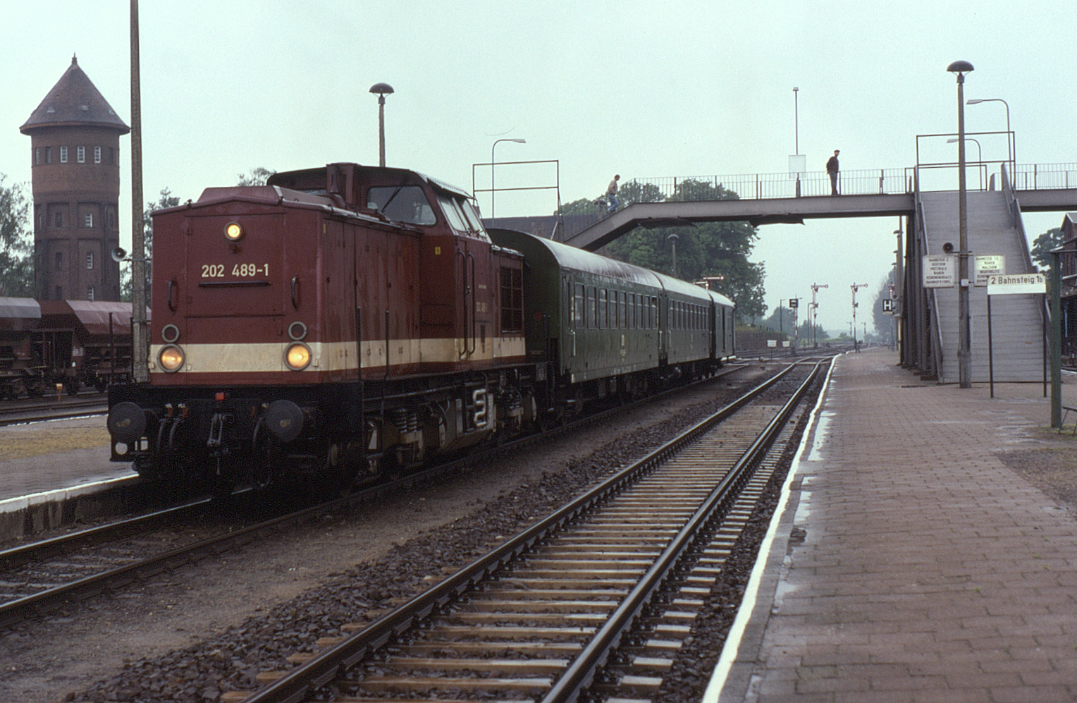 Bahnsteige mit Nahverkehrszug im Jahr 1993