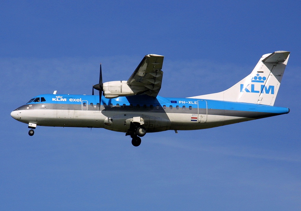 Аир 42. ATR 42/72. Duke 42 Air. Стоят девушки с самолетом АТР 42 320 фото.