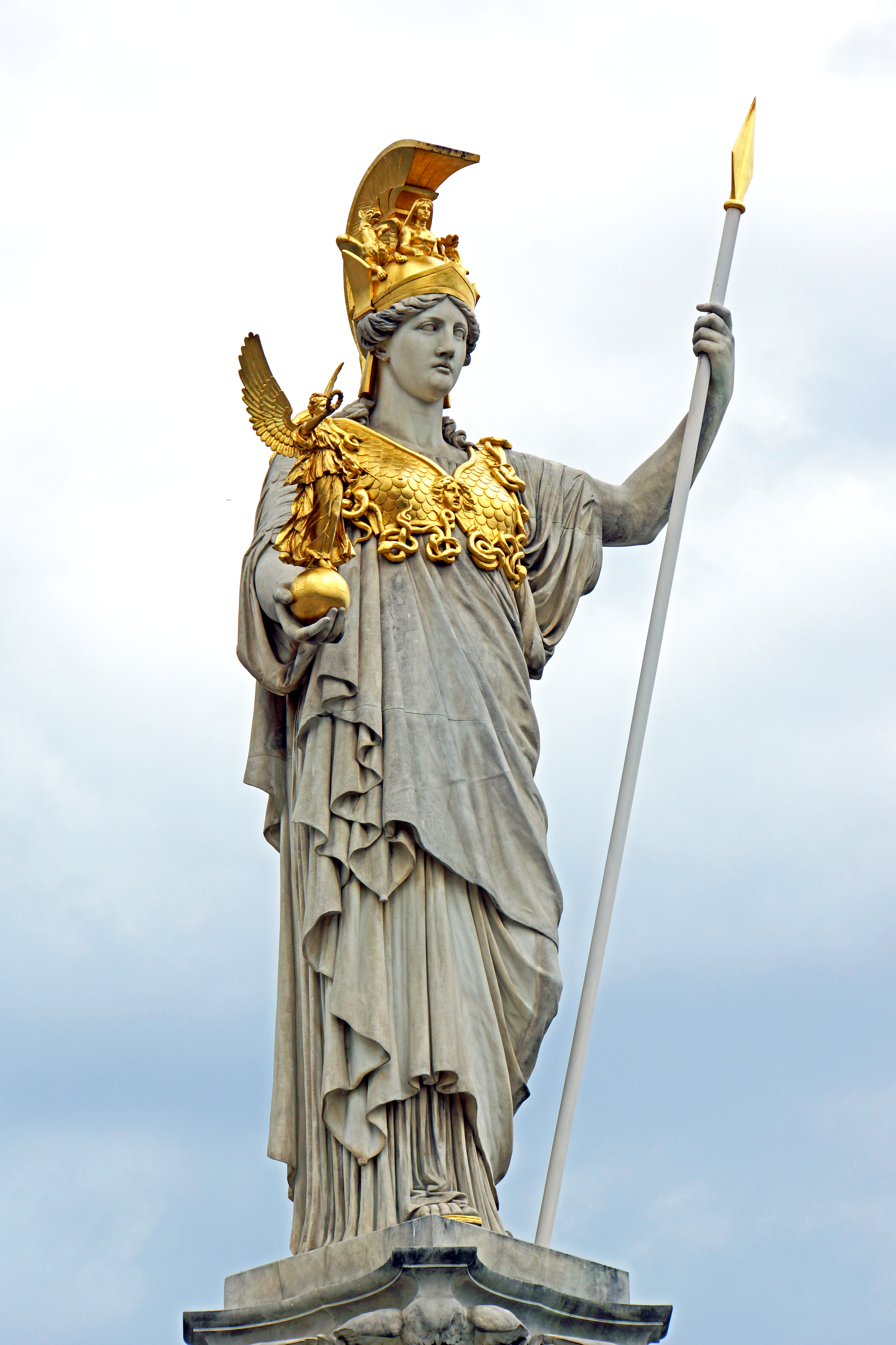 Статуя Афины воительницы