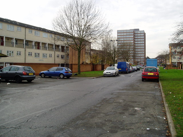 File:Baird Avenue, Golf Links Estate - geograph.org.uk - 1164964.jpg