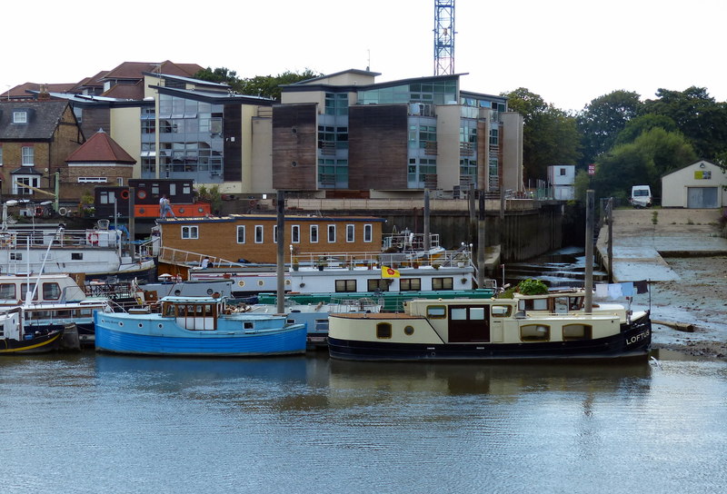 File:Boats moored along the River Thames - geograph.org.uk - 4638166.jpg