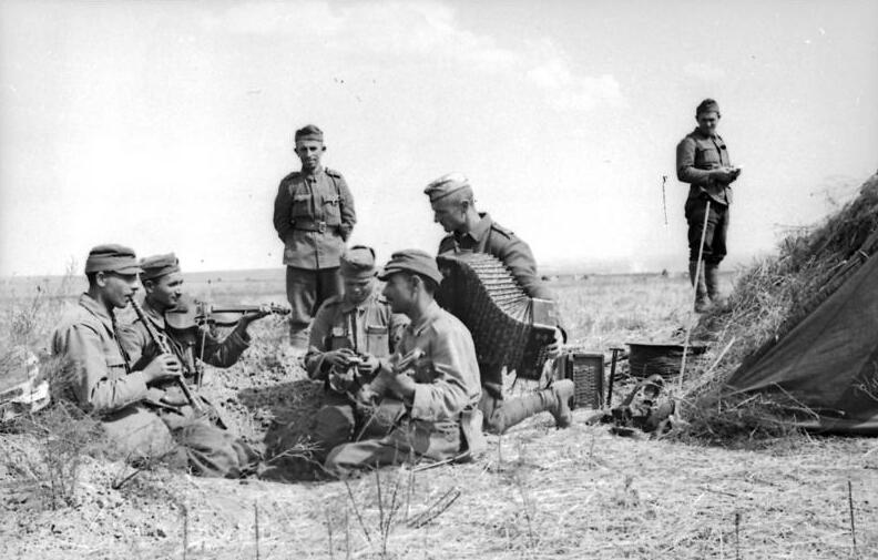 File:Bundesarchiv Bild 101I-218-0513-24A, Russland-Süd, musizierende rumänische Soldaten.jpg