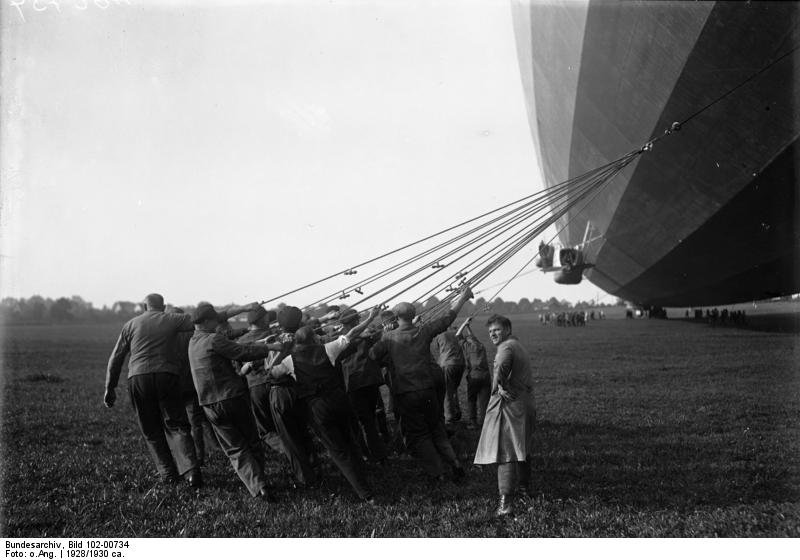 File:Bundesarchiv Bild 102-00734, Friedrichshafen, Luftschiff Graf Zeppelin.jpg