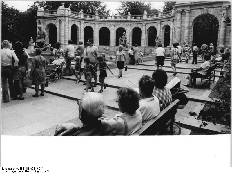 File:Bundesarchiv Bild 183-M0819-014, Berlin-Friedrichshain, Märchenbrunnen.jpg