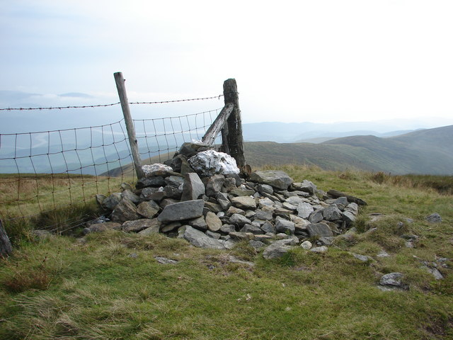 File:Cairn on Tarrenhendre - geograph.org.uk - 238218.jpg