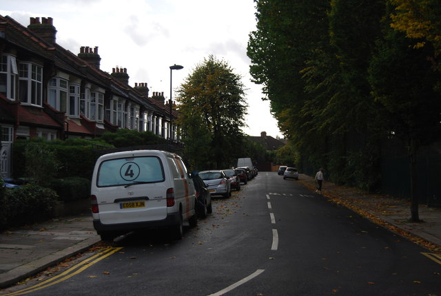 File:Chimes Avenue - geograph.org.uk - 3804987.jpg