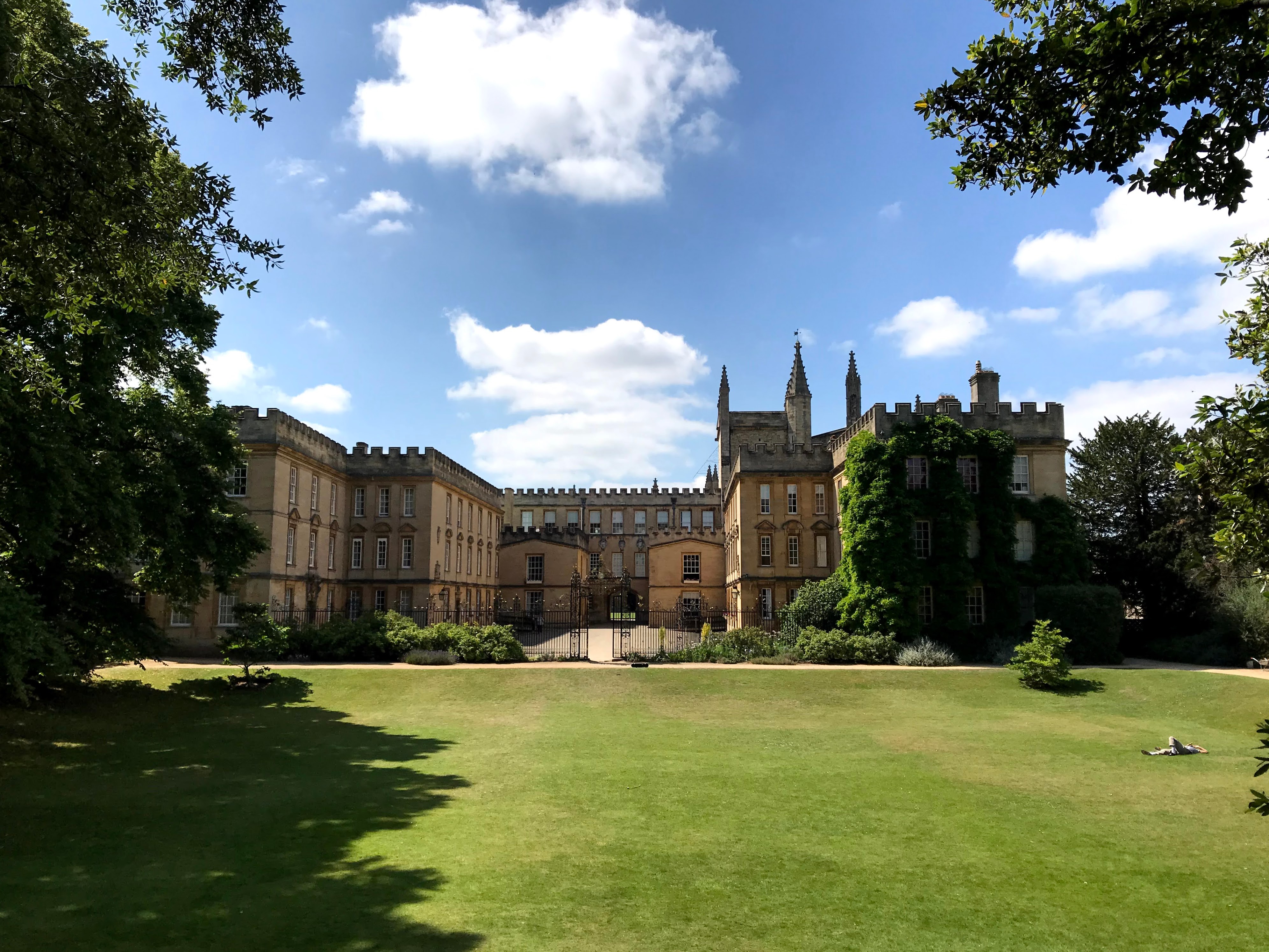 New oxford. Нью колледж Оксфорд. Новый колледж Оксфорд. New College Cloisters и New College Courtyard. Eight-Lane.